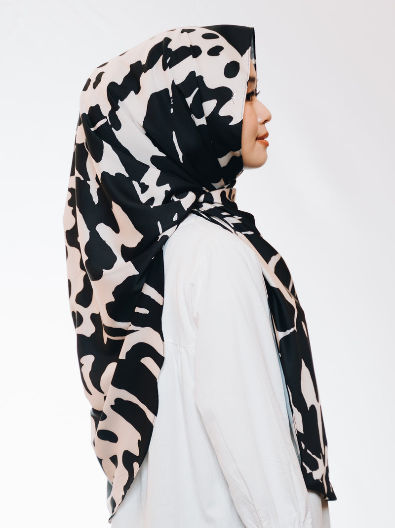 Mekar Shawl In Fauna Black