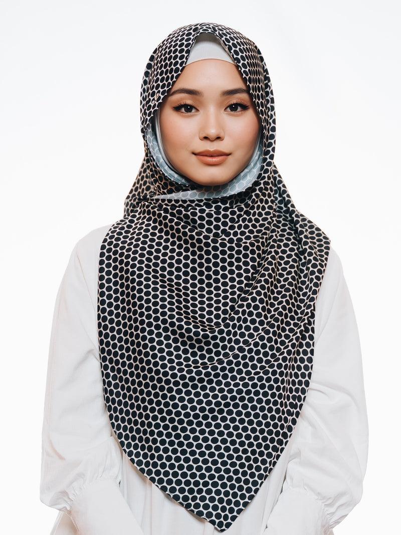 Tiara Shawl In Dots Black