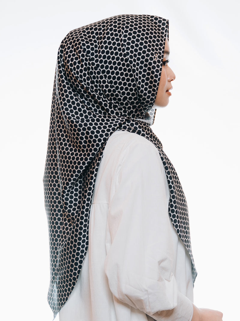 Tiara Shawl In Dots Black